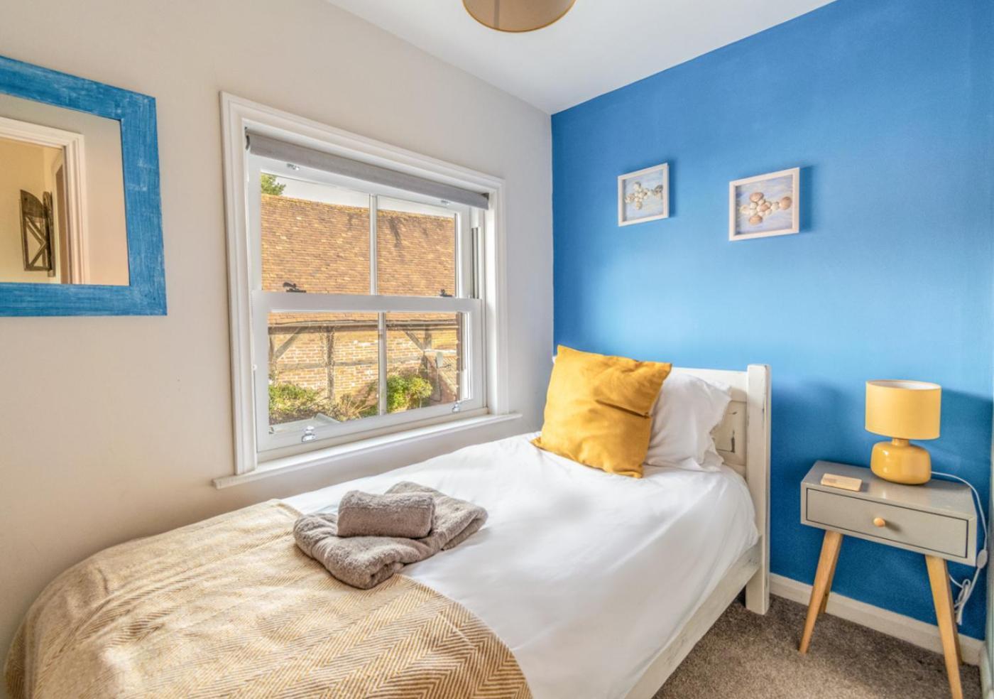 Stylish 2 Bedrooms Cosy & Bright Cottage, Pet Friendly, Sleeps 5, Titchfield Village - Summer Special Offer!! - By Blue Puffin Stays Kültér fotó