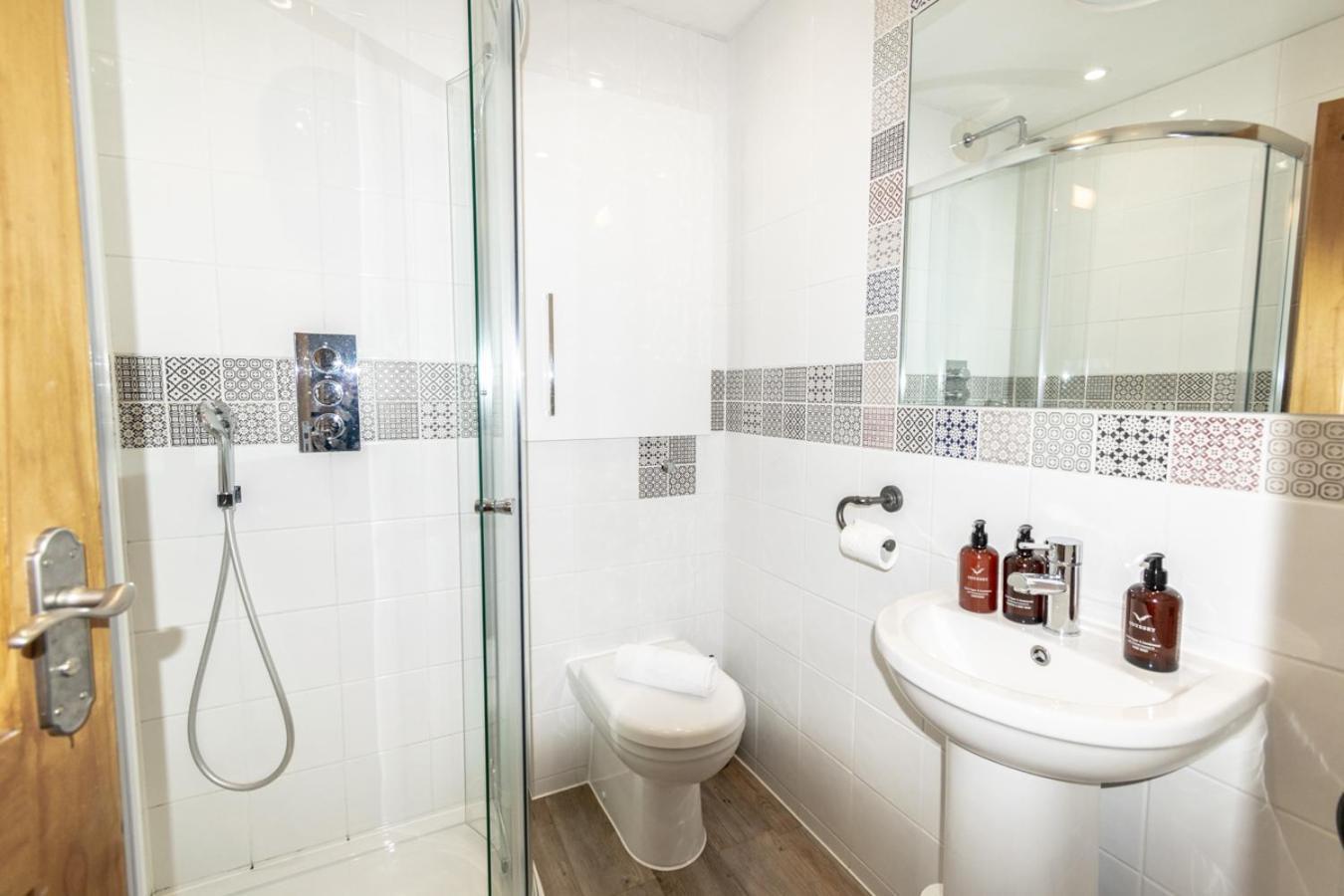 Stylish 2 Bedrooms Cosy & Bright Cottage, Pet Friendly, Sleeps 5, Titchfield Village - Summer Special Offer!! - By Blue Puffin Stays Kültér fotó
