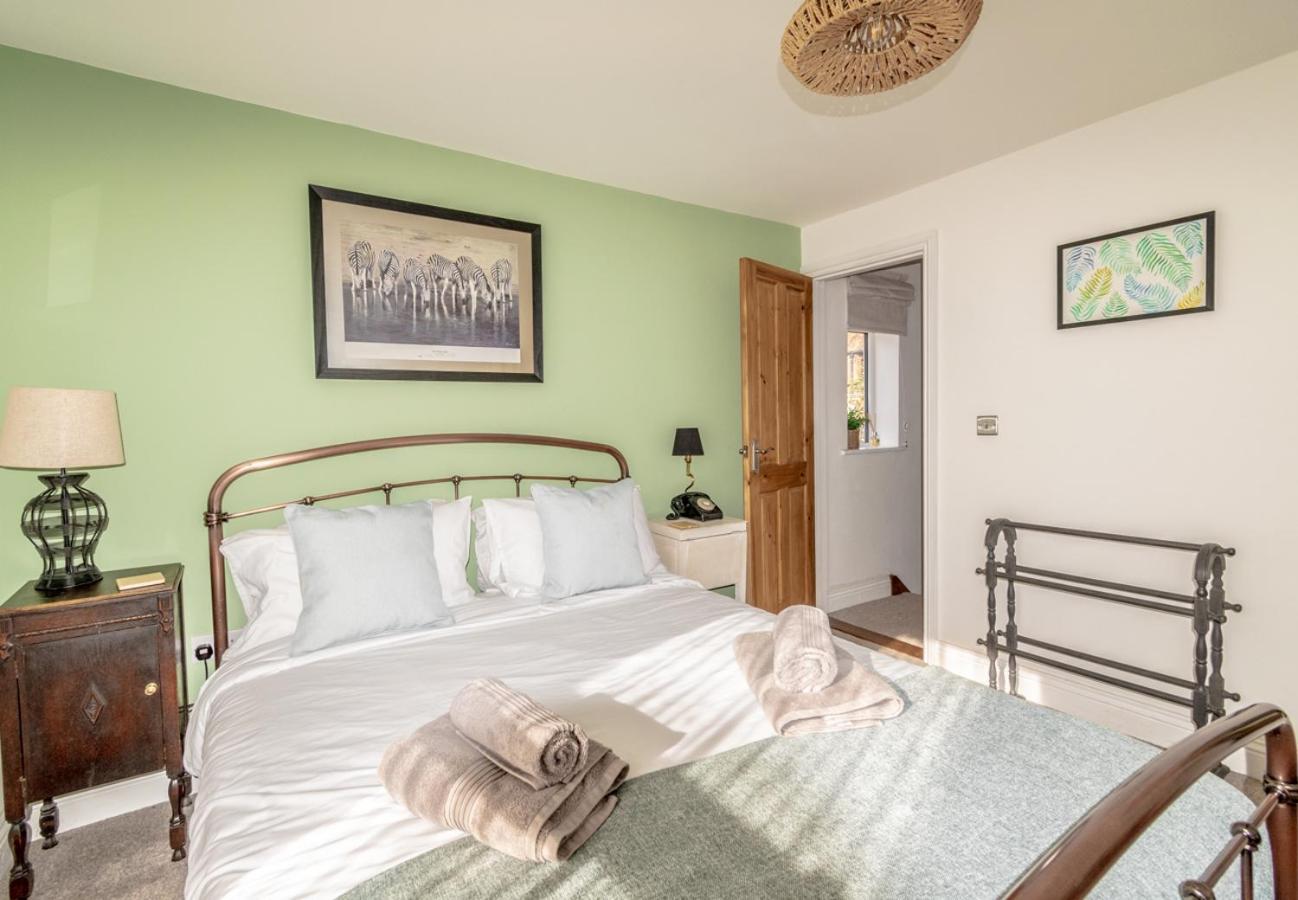 Stylish 2 Bedrooms Cosy & Bright Cottage, Pet Friendly, Sleeps 5, Titchfield Village - Summer Special Offer!! - By Blue Puffin Stays Kültér fotó