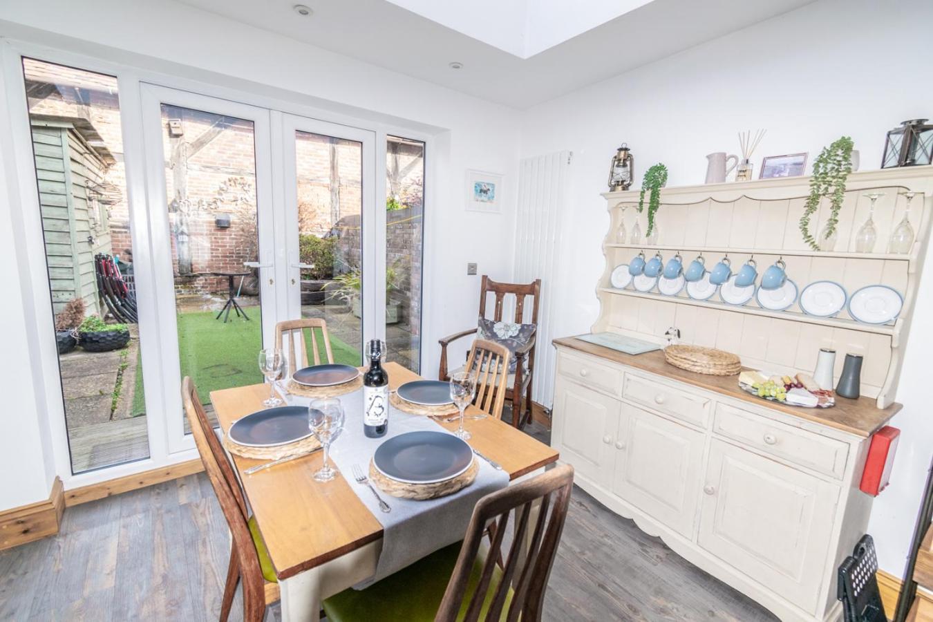 Stylish 2 Bedrooms Cosy & Bright Cottage, Pet Friendly, Sleeps 5, Titchfield Village - Summer Special Offer!! - By Blue Puffin Stays Kültér fotó