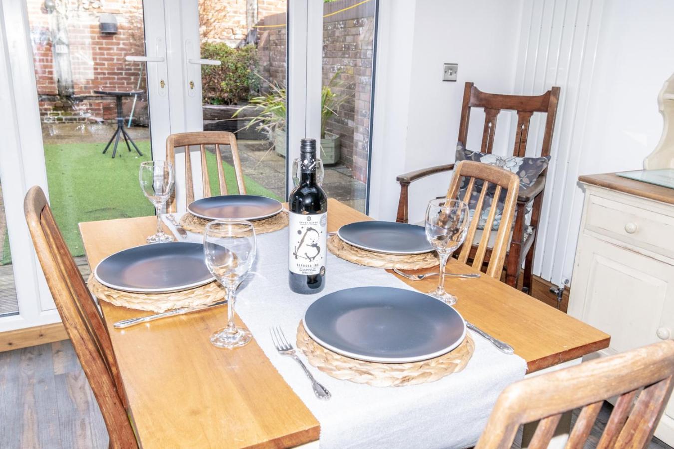 Stylish 2 Bedrooms Cosy & Bright Cottage, Pet Friendly, Sleeps 5, Titchfield Village - Summer Special Offer!! - By Blue Puffin Stays Kültér fotó