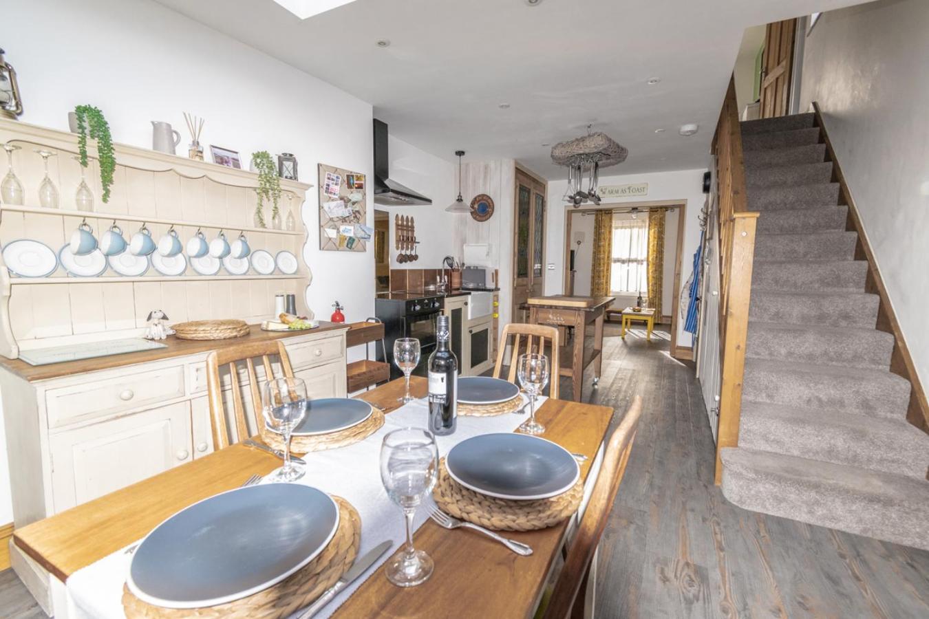 Stylish 2 Bedrooms Cosy & Bright Cottage, Pet Friendly, Sleeps 5, Titchfield Village - Summer Special Offer!! - By Blue Puffin Stays Kültér fotó