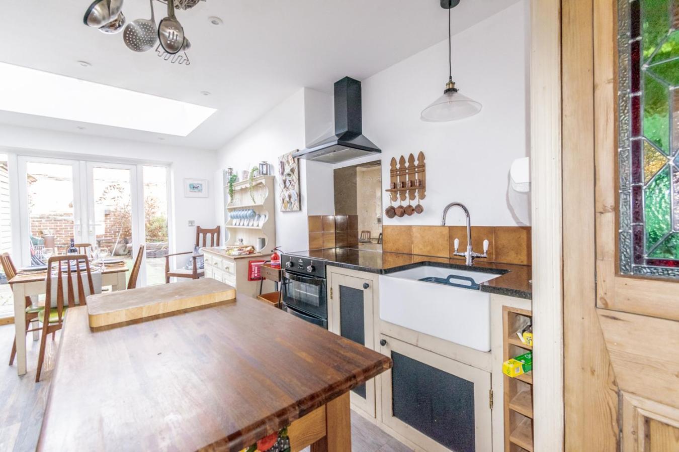 Stylish 2 Bedrooms Cosy & Bright Cottage, Pet Friendly, Sleeps 5, Titchfield Village - Summer Special Offer!! - By Blue Puffin Stays Kültér fotó