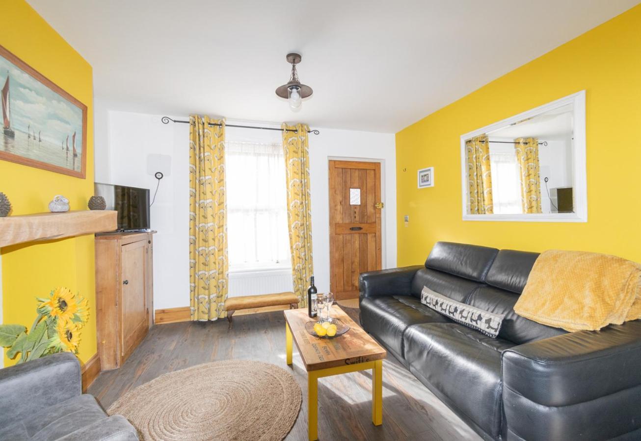 Stylish 2 Bedrooms Cosy & Bright Cottage, Pet Friendly, Sleeps 5, Titchfield Village - Summer Special Offer!! - By Blue Puffin Stays Kültér fotó