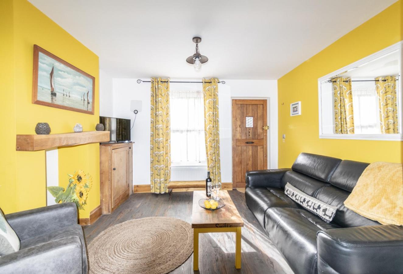 Stylish 2 Bedrooms Cosy & Bright Cottage, Pet Friendly, Sleeps 5, Titchfield Village - Summer Special Offer!! - By Blue Puffin Stays Kültér fotó