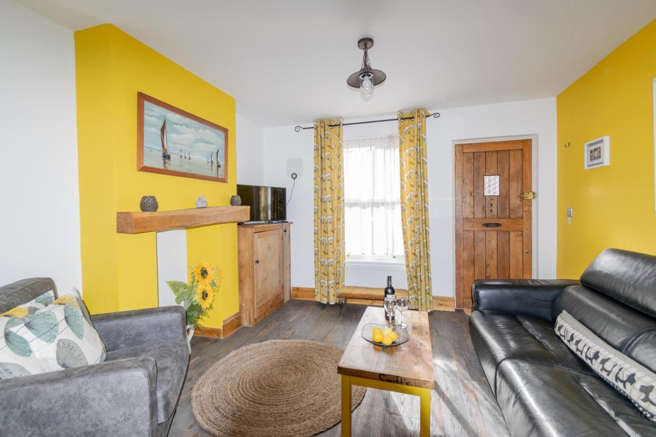 Stylish 2 Bedrooms Cosy & Bright Cottage, Pet Friendly, Sleeps 5, Titchfield Village - Summer Special Offer!! - By Blue Puffin Stays Kültér fotó