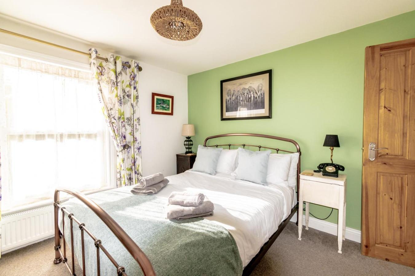 Stylish 2 Bedrooms Cosy & Bright Cottage, Pet Friendly, Sleeps 5, Titchfield Village - Summer Special Offer!! - By Blue Puffin Stays Kültér fotó