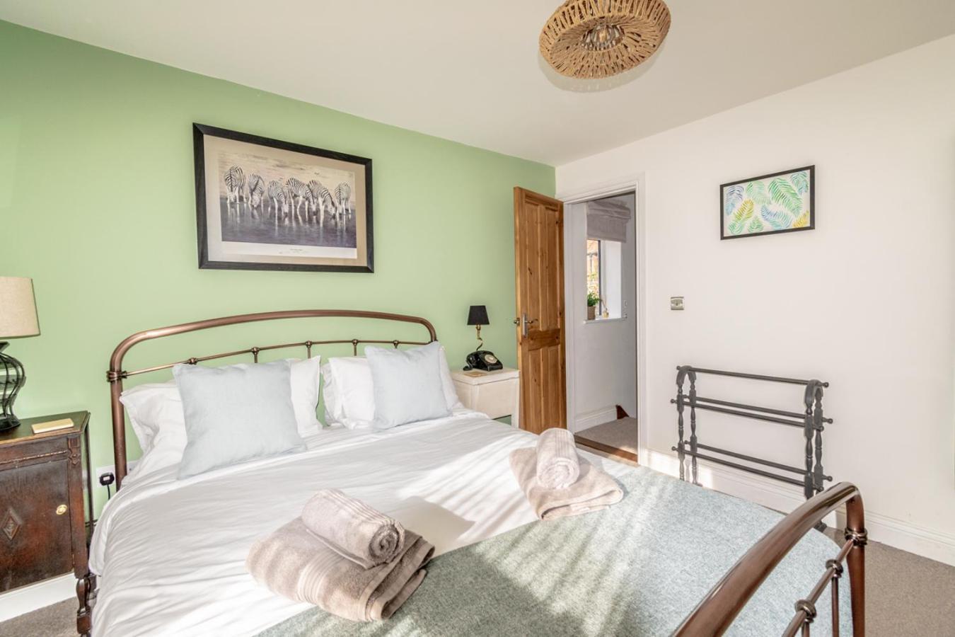 Stylish 2 Bedrooms Cosy & Bright Cottage, Pet Friendly, Sleeps 5, Titchfield Village - Summer Special Offer!! - By Blue Puffin Stays Kültér fotó