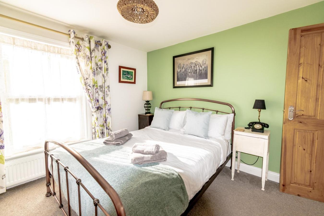 Stylish 2 Bedrooms Cosy & Bright Cottage, Pet Friendly, Sleeps 5, Titchfield Village - Summer Special Offer!! - By Blue Puffin Stays Kültér fotó